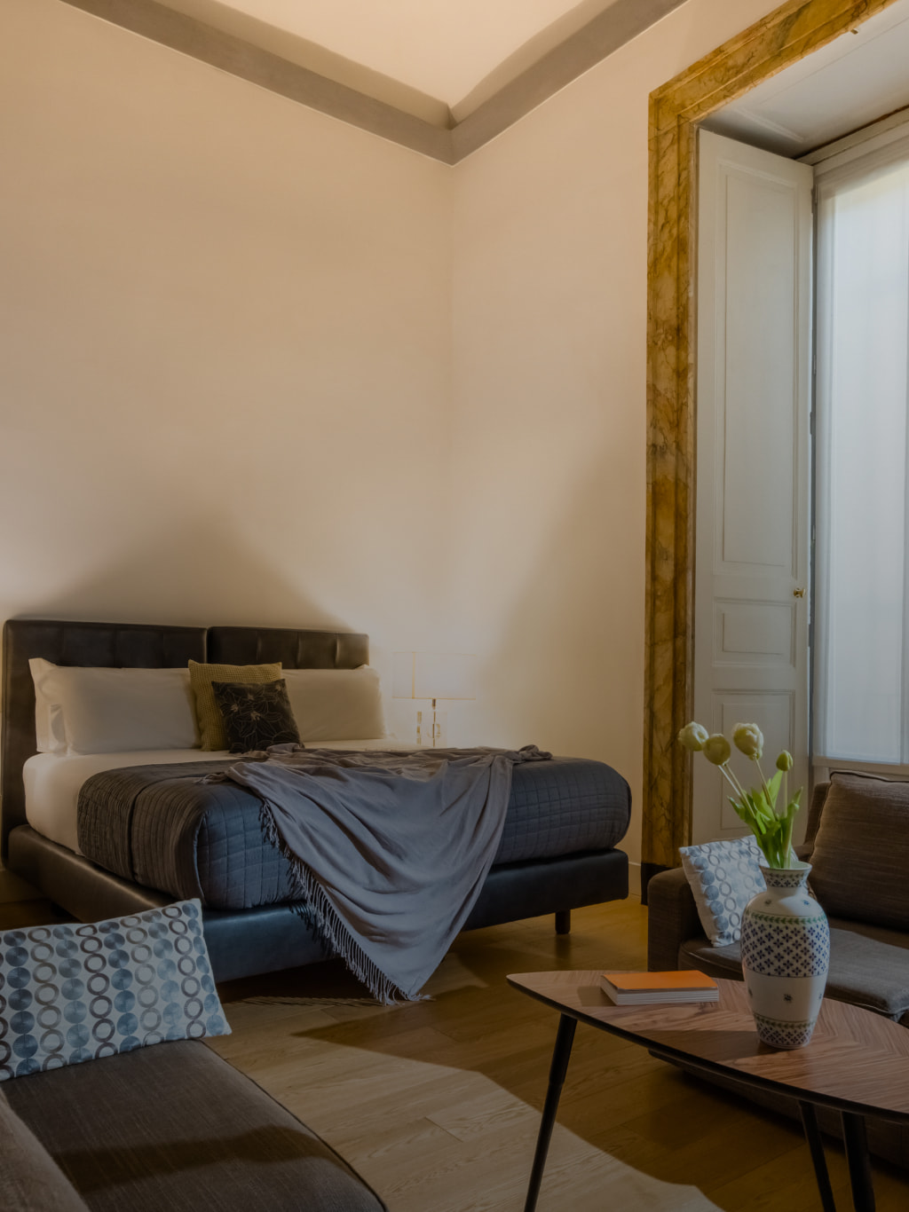 Foto dell'interno della Suite Executive 206 presso il Santa Chiara Boutique Hotel. Un ambiente raffinato e lussuoso, arredato con gusto e dotato di ogni comfort per garantire un soggiorno indimenticabile.