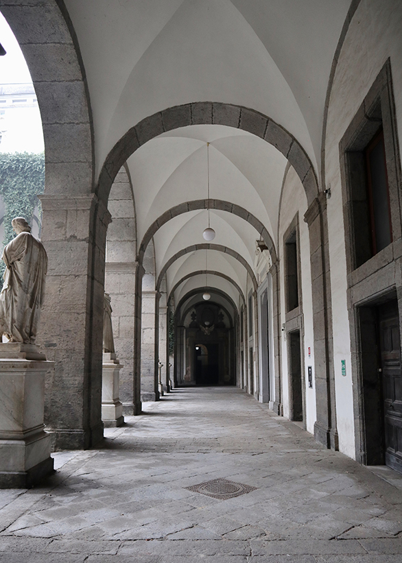 Napoli – Portico del Chiostro del Salvatore del Gesù Vecchio Napoli – Portico del Chiostro del Salvatore del Gesù Vecchio